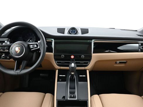 Used 2025 Porsche Macan image 9