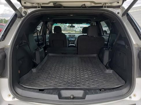 Used 2017 Ford Explorer XLT w/ XLT Technology Feature Bundle AWD/4WD image 6