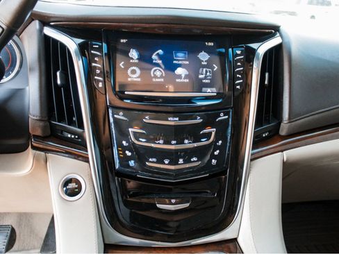 Used 2017 Cadillac Escalade ESV Premium Luxury AWD/4WD image 17