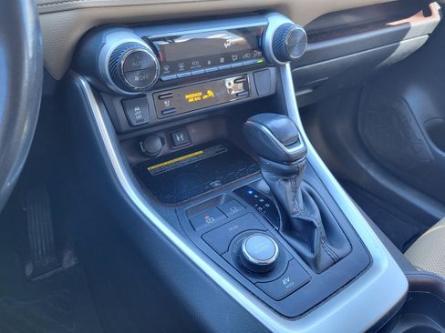 Used 2019 Toyota RAV4 Limited image 12