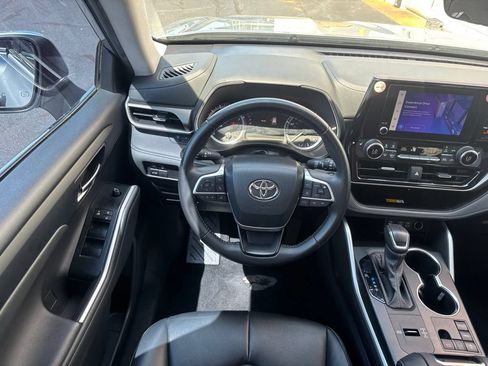 Used 2024 Toyota Highlander XLE FWD image 3