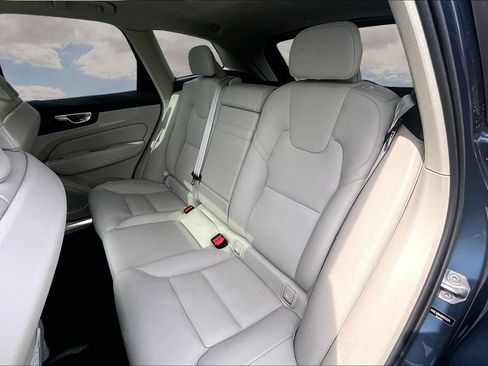 Used 2022 Volvo XC60 B5 Momentum w/ Advanced Package image 22