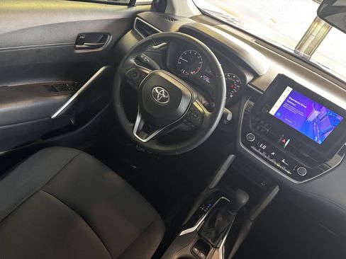 Used 2025 Toyota Corolla Cross LE image 33