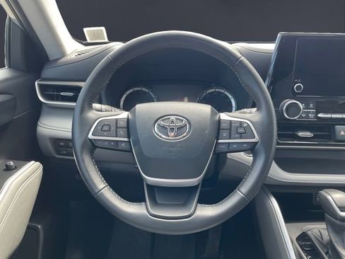 Used 2023 Toyota Highlander LE AWD/4WD image 12
