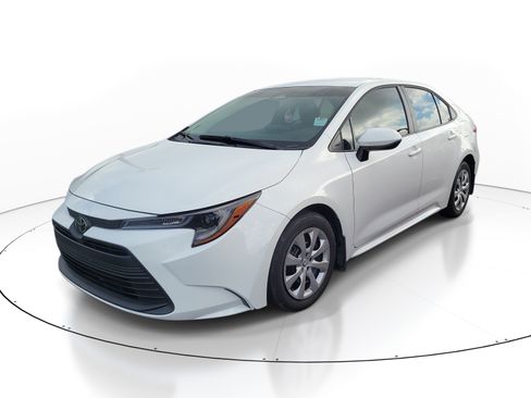 Used 2026 Toyota Corolla LE FWD image 3