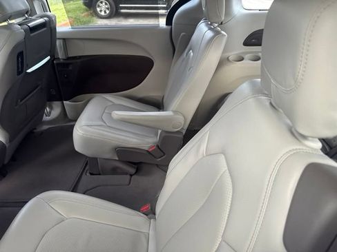 Used 2020 Chrysler Pacifica Touring-L Plus FWD image 14