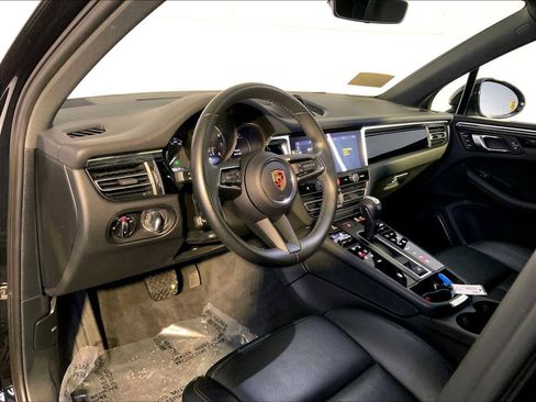 Certified 2024 Porsche Macan image 4