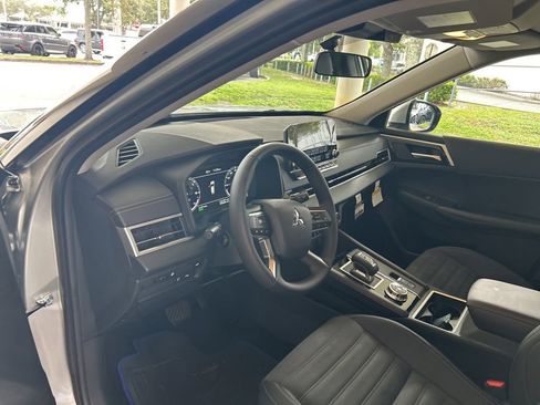 New 2025 Mitsubishi Outlander SE image 6