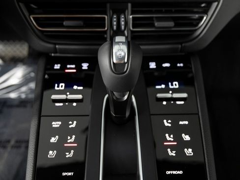 New 2026 Porsche Macan image 32