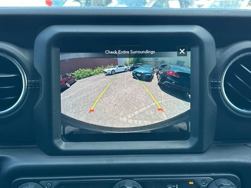 Used 2022 Jeep Wrangler Unlimited Sahara AWD/4WD image 18