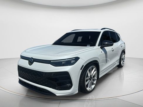 Used 2025 Volkswagen Tiguan SE R-Line image 1