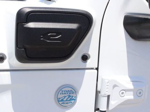 Used 2023 Jeep Wrangler Unlimited Sahara w/ Cold Weather Group AWD/4WD image 8