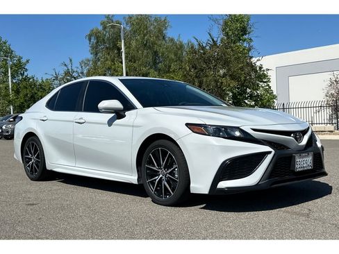 Used 2022 Toyota Camry SE image 6