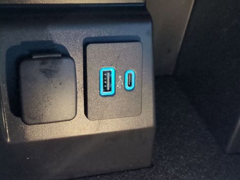 Certified 2021 Ford Explorer XLT w/ Equipment Group 202A image 31