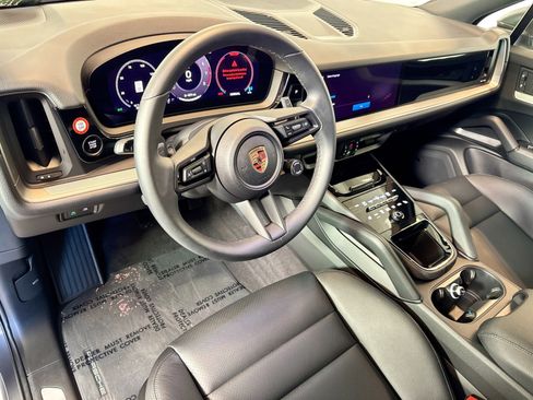 Used 2025 Porsche Cayenne image 4