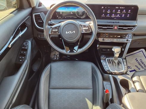 Used 2025 Kia Seltos EX image 3