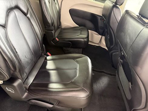 Used 2023 Chrysler Pacifica Touring-L FWD image 21