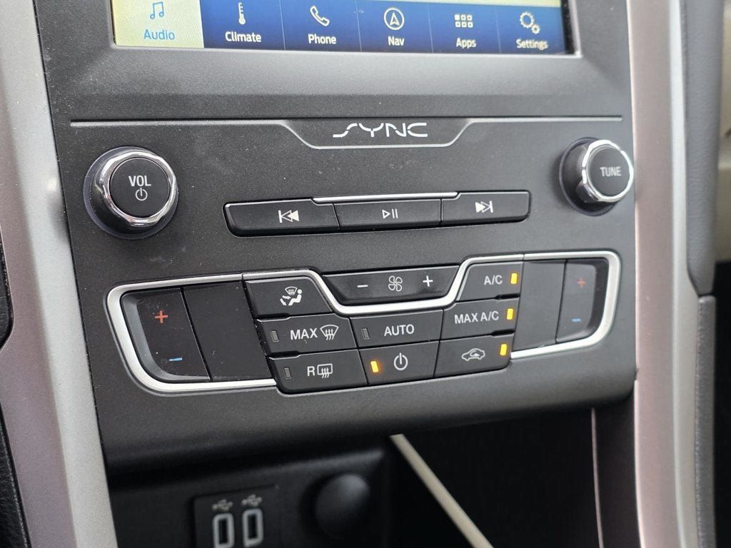 Used 2020 Ford Fusion SE FWD image 21