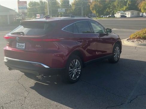 Used 2022 Toyota Venza XLE image 7