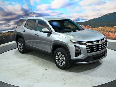 Used 2026 Chevrolet Equinox LT image 2