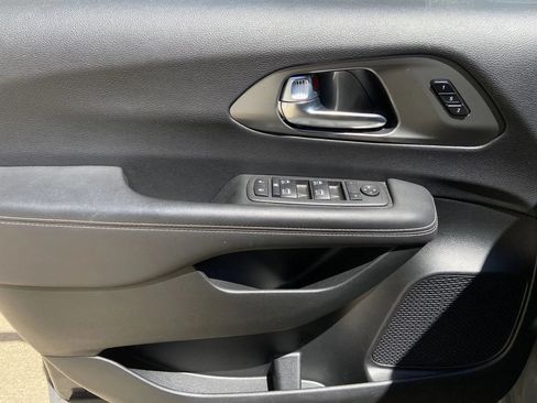 Used 2025 Chrysler Pacifica Select FWD image 10