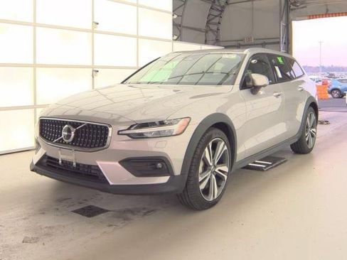 Certified 2025 Volvo V60 B5 Cross Country Plus image 2