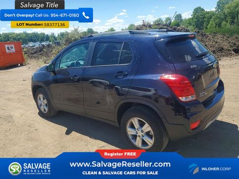 Used 2022 Chevrolet Trax LT w/ LT Convenience Package AWD/4WD image 3
