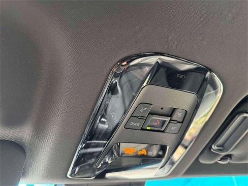 Used 2022 Toyota Venza XLE image 36