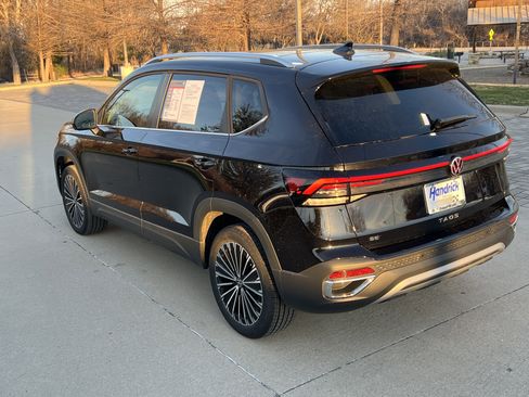 Used 2025 Volkswagen Taos SE w/ Panoramic Sunroof Package image 8