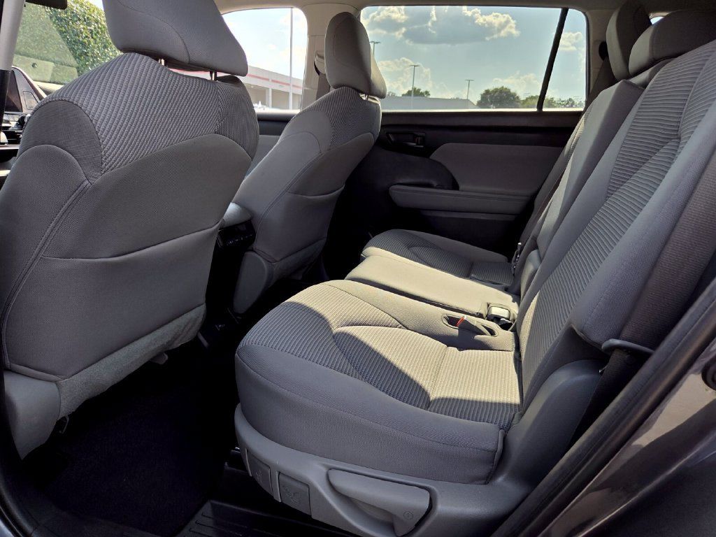 Used 2023 Toyota Highlander L FWD image 6
