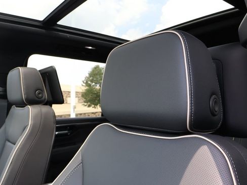 New 2025 Chevrolet Suburban Premier image 14