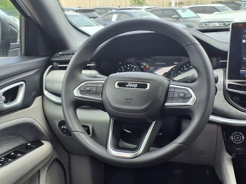 Used 2023 Jeep Compass Latitude image 18