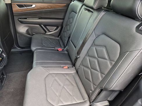 Used 2025 Volkswagen Atlas SE FWD image 26