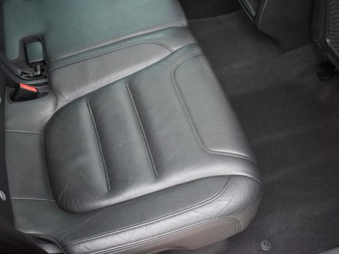 Used 2012 Volkswagen Touareg Sport image 36