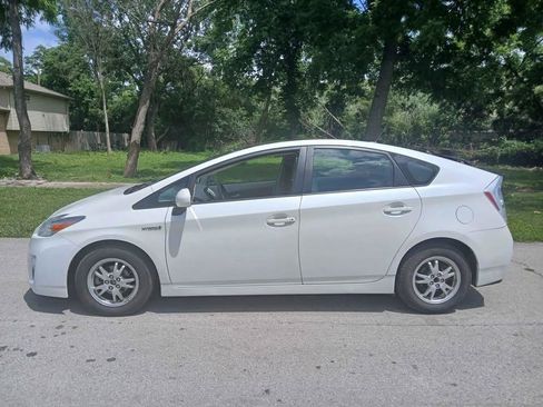 Used 2011 Toyota Prius Four w/ Solar Roof Pkg FWD image 2