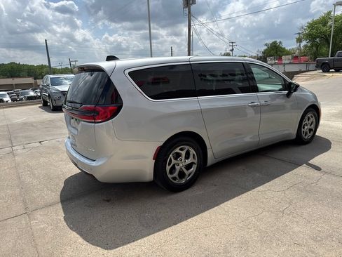 Used 2024 Chrysler Pacifica Limited FWD image 5