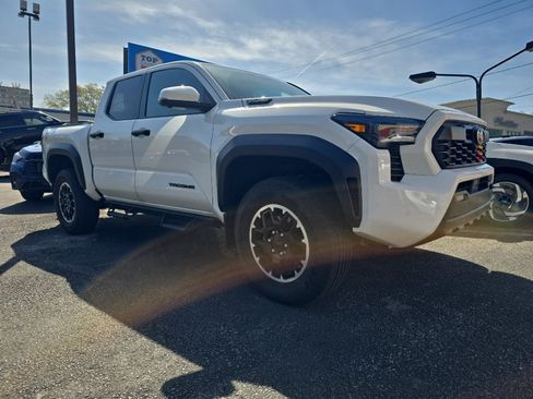 Used 2024 Toyota Tacoma TRD Off-Road w/ TRD Off Road Premium Package image 2