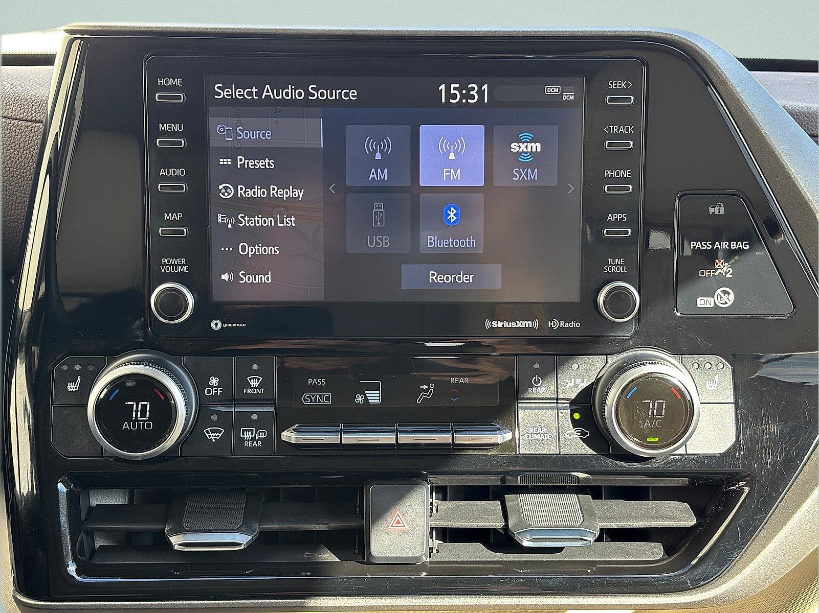 Used 2022 Toyota Highlander XLE AWD/4WD image 22