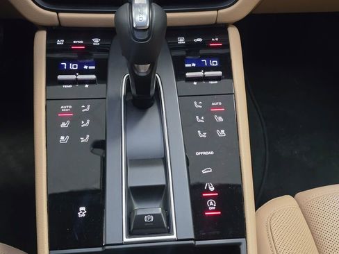 Certified 2025 Porsche Macan image 16