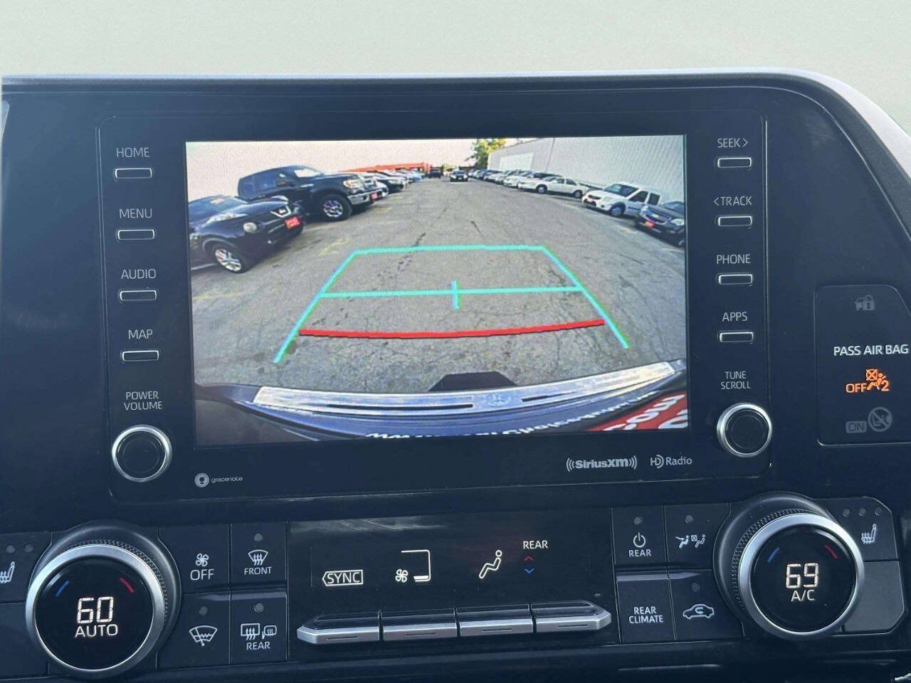 Used 2021 Toyota Highlander XLE AWD/4WD image 34