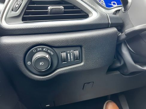 Used 2025 Chrysler Pacifica Limited FWD image 28