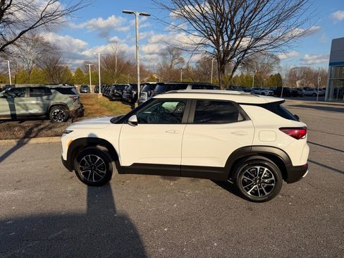 Used 2025 Chevrolet TrailBlazer LT w/ Driver Confidence Package image 8