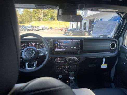 Used 2024 Jeep Wrangler Unlimited Sahara AWD/4WD image 13