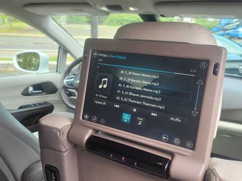 Used 2017 Chrysler Pacifica Touring-L Plus image 27