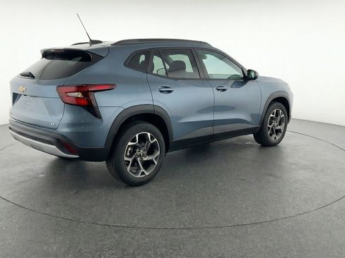 Used 2025 Chevrolet Trax LT w/ LT Convenience Package FWD image 9