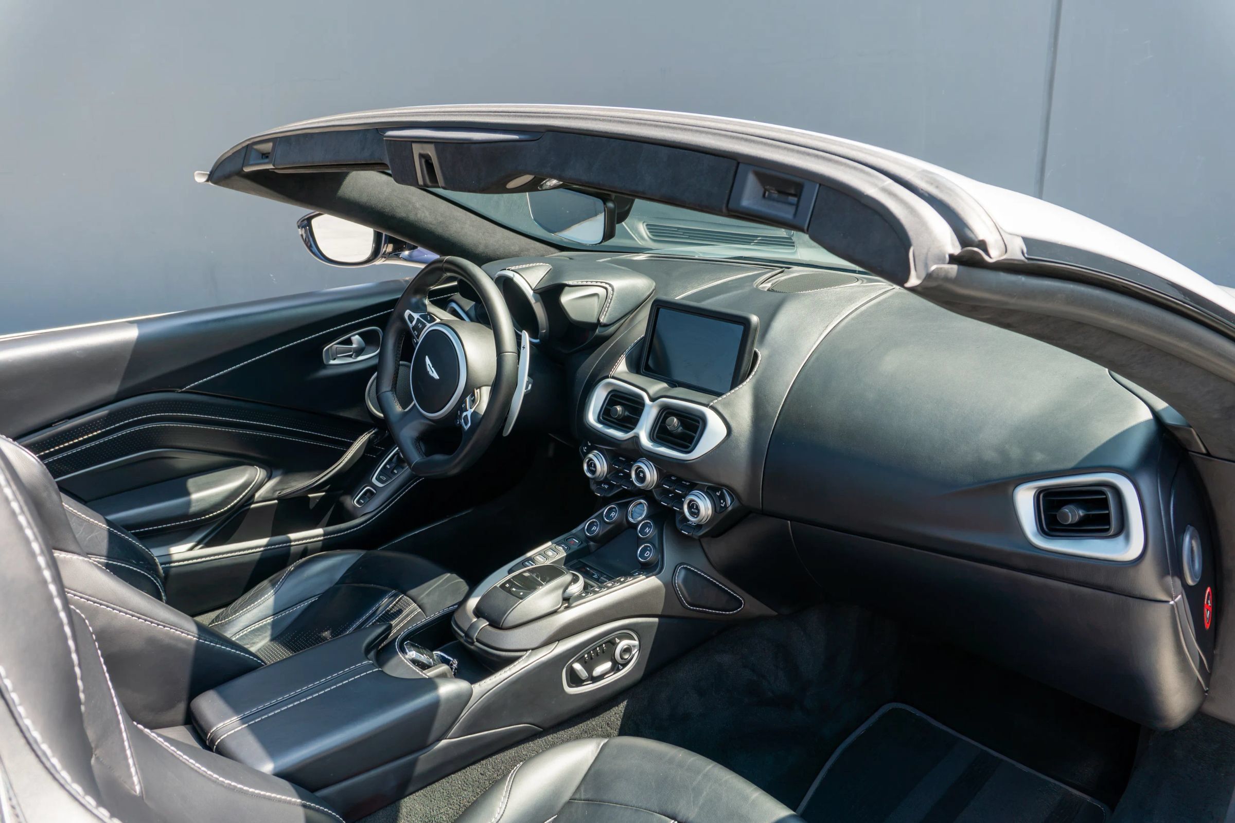 Used 2022 Aston Martin V8 Vantage Roadster RWD image 60