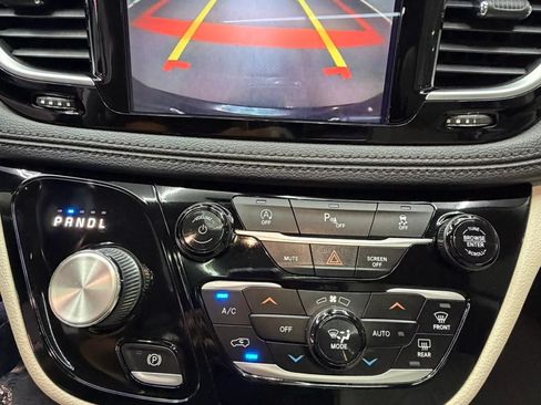 Used 2020 Chrysler Pacifica Limited FWD image 25