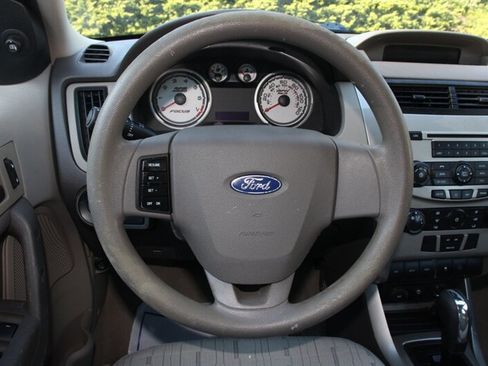 Used 2010 Ford Focus SE FWD image 16