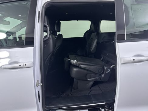 New 2026 Chrysler Pacifica Select FWD image 10