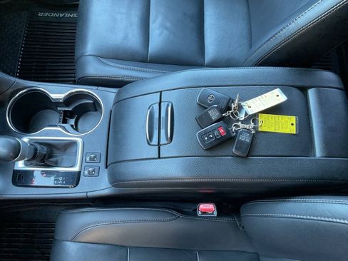 Used 2019 Toyota Highlander XLE AWD/4WD image 25